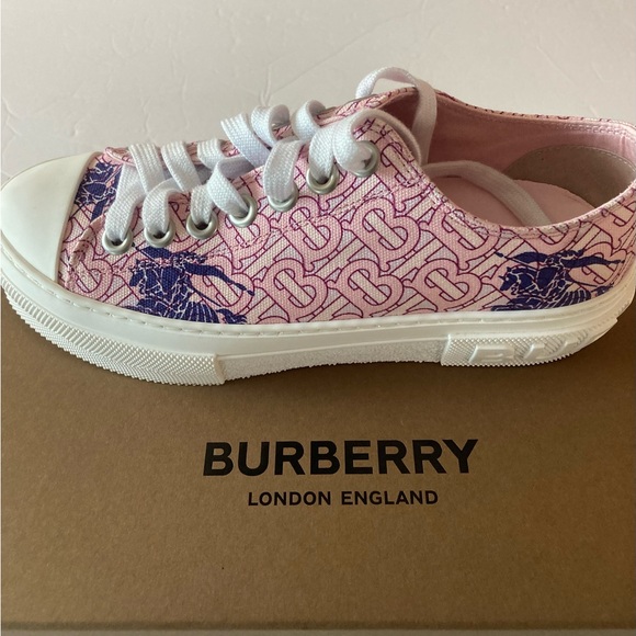 Burberry Shoes - Burberry SZ 7.5 Pink Women's lace up Sneakers Equestrian Knight design